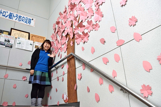 手作り 満開の桜 で会館を装飾 川南町商工会の森田さん デジタル