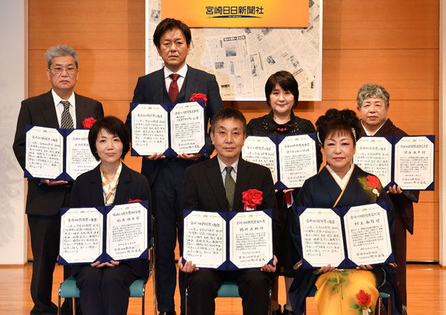 沖縄県の発展に貢献 5氏の功績たたえる 琉球新報賞 琉球新報デジタル 沖縄のニュース速報 情報サイト