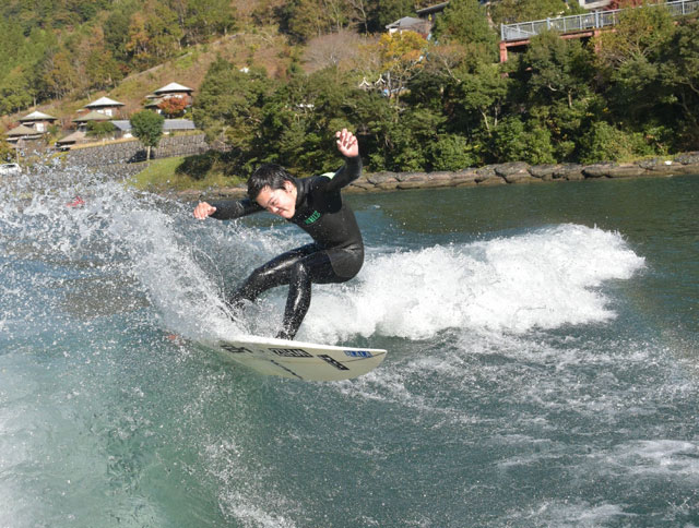 国内初 プロのウェイクサーファー誕生 高山さん 都農高３年 決意新た デジタル夕刊 プレみや