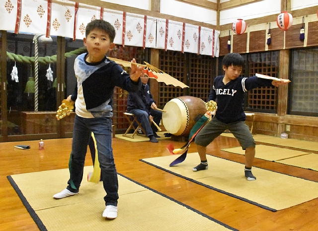 かっこよく舞いたい 新富 日置神楽に児童２人挑戦 デジタル夕刊 プレみや