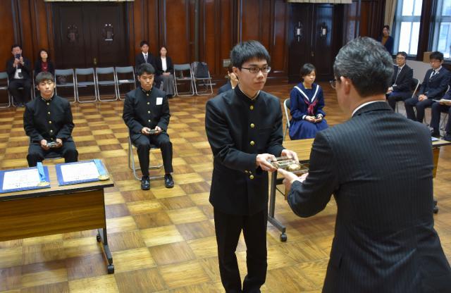 元気と感動 精進誓う 県学生栄誉賞 ５人表彰 デジタル夕刊 プレみや