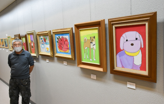 個性的な絵画８８点ずらり 宮崎空港ビルで「白浜学園」利用者作品展