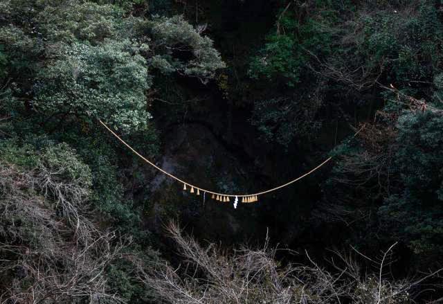 神社創建以来初 天岩戸にしめ縄 絶壁中腹 プロ登山家作業 デジタル夕刊 プレみや