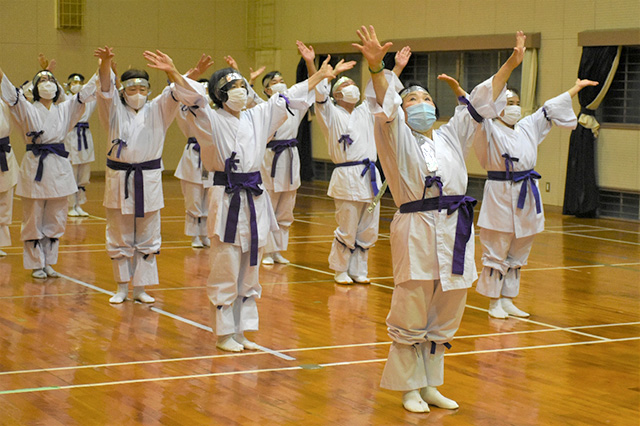 楠並木朝市で ひむか音頭 披露 宮崎ひむか木剣踊り保存会 デジタル夕刊 プレみや